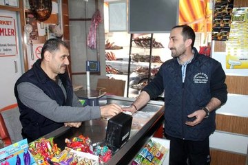 Samsun'da bir hayırsever, marketin veresiye defterini satın aldı