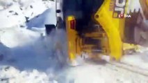 Siirt'te Kardan Kapanan Köy Yolları Ulaşıma Açıldı, Mahsur Kalan Araçlar Kurtarıldı
