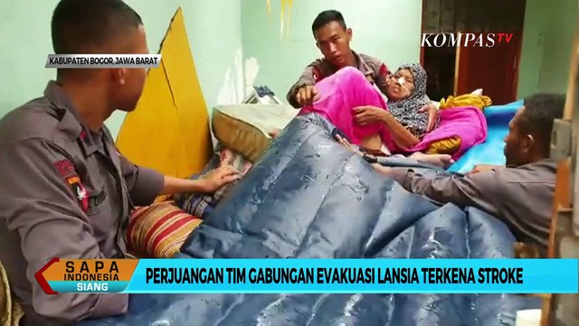 Perjuangan Tim Gabungan Evakuasi Seorang Lansia yang Terkena Stroke