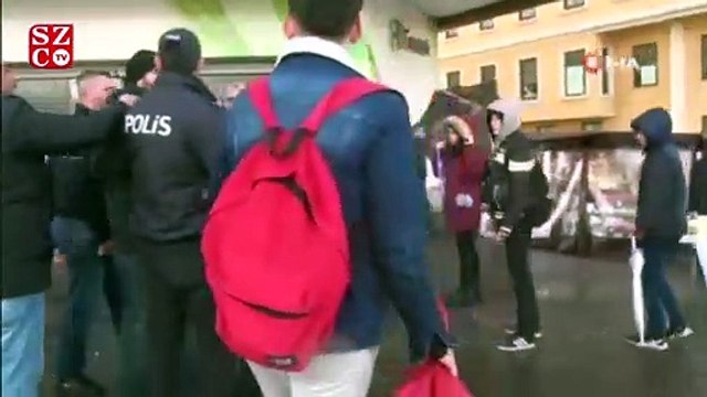 Taksim’de ortalığı bir birine katan turiste vatandaşlardan meydan dayağı