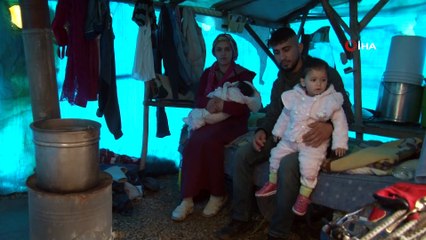 Hortumda evlerinin çatısı uçan aile bebekleriyle perişan oldu