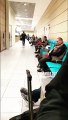 Un homme fait pipi en public dans un aéroport