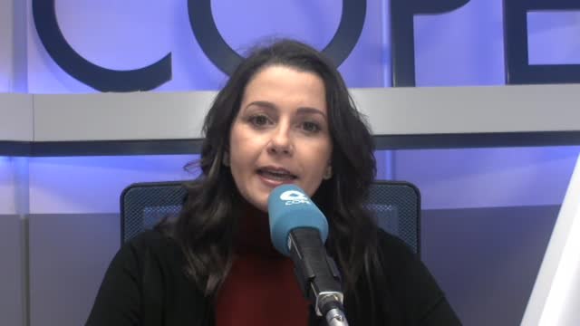 Arrimadas contesta a los barones del PSOE: ¿Cs debe apoyar gratis y arrodillarse?