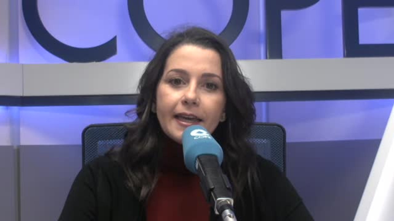 Arrimadas contesta a los barones del PSOE: "¿Cs debe apoyar gratis y arrodillarse?"