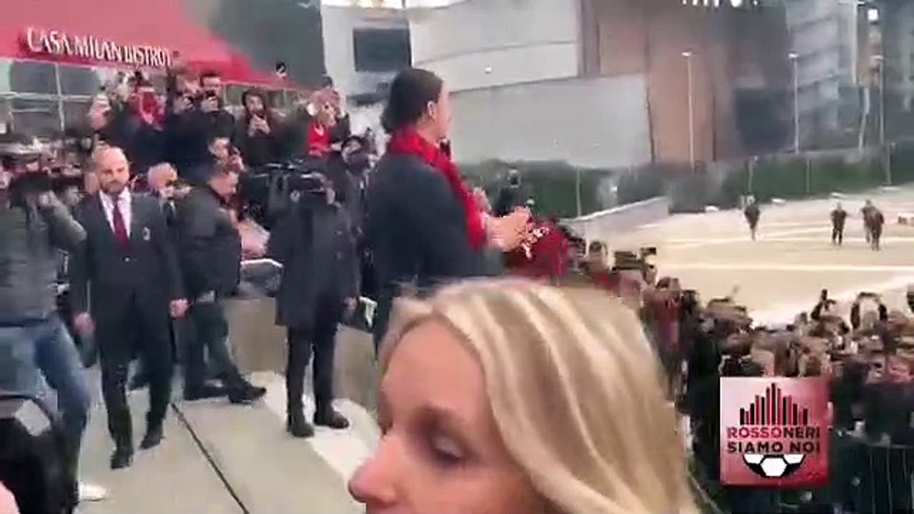 Ibrahimovic, il bagno di folla all'uscita da Casa Milan