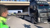 Yol kapatma eylemi yapan kamyoncularla polis arasında arbede