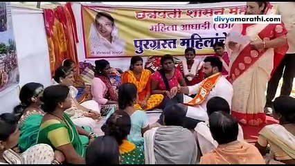 मायक्रोफायनान्सचे कर्ज माफ व्हावे म्हणून महिलांचे आंदोलन, खा. धैर्यशील मानेंसमोर मारल्या पंचगंगा नदीत उड्या