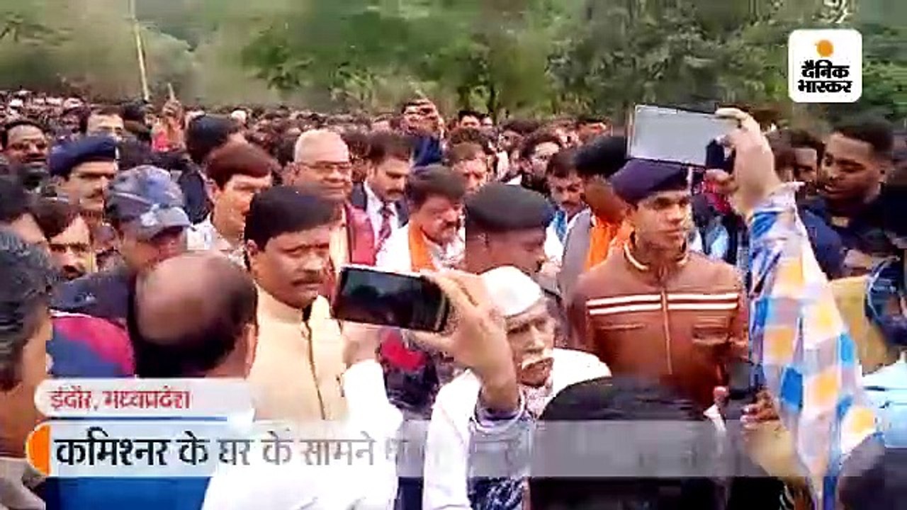 कमिश्नर के घर के सामने धरने पर बैठे विजयवर्गीय...