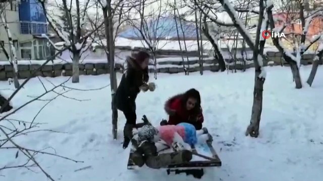 Vanlı çocuklar, Aylan bebeğin kardan heykelini yaptı