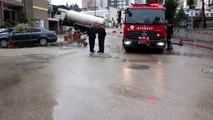 Adana'da freni boşalan LPG tankeri duvarda asılı kaldı