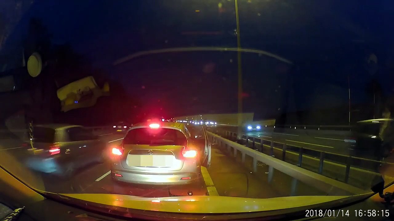 Un homme a bloqué toute une voie rapide d’autoroute pour une pause pipi.