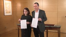 PSOE y Compromís firman el acuerdo de investidura