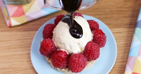 Réalisable en quelques minutes, essayez la tartelette aux framboises et à la glace vanille !