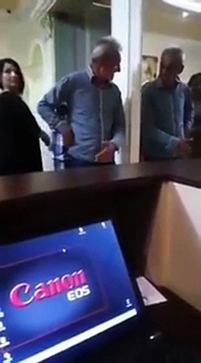 Ivre, il discute avec son reflet dans le miroir en soirée !