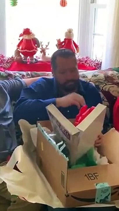 Emu, ce père reçoit le formulaire d'adoption de son fils !