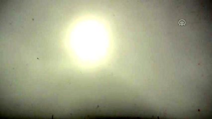 Köpek yavrusu ile minik öğrencinin oyuncak mücadelesi gülümsetti