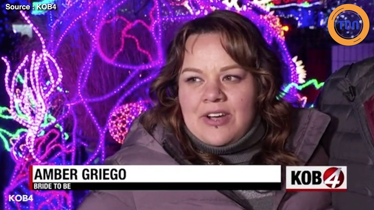 Elle est censée filmer la demande en mariage de...