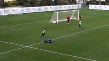 Football - Quand Dimitri Payet se prend les pieds dans le tapis à l'entraînement