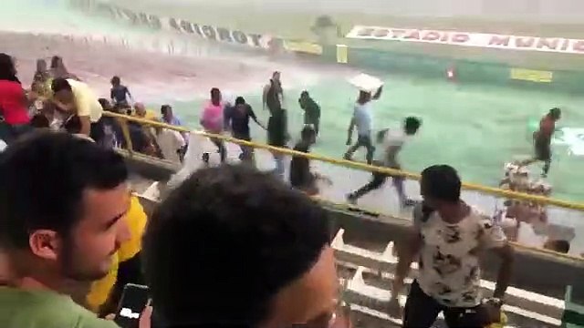 Lluvia torrencial inunda en segundos un estadio repleto de espectadores
