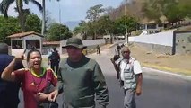 Un coronel de Maduro intenta parar el convoy de ayuda humanitaria y así lo sacan a golpes