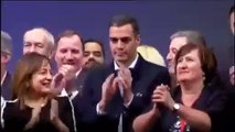 Así baila Sánchez sin vergüenza el 'Bella ciao' moviendo las caderas para bajarse más la nota