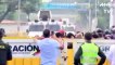 Militares venezolanos desertores cruzan con tanquetas hacia Colombia atropellando a la gente del bloqueo para escapar de la dictadura