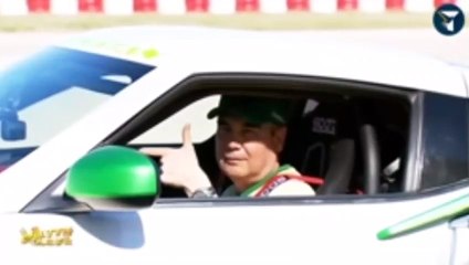El presidente de Turkmenistán se “flipa” así conduciendo a todo gas
