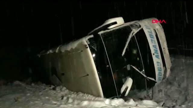 Erzincan'da yolcu otobüsü devrildi: 16 yaralı - yeniden