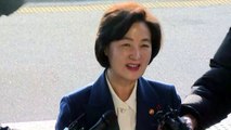 미소 띤 추미애 신임 법무부 장관, 여유 있는 첫 출근길 / YTN