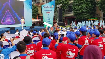 Em ơi lên phố - Minh Vương biểu diễn trên phố đi bộ