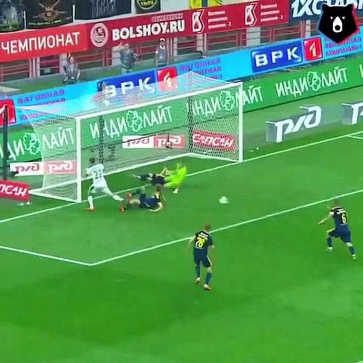 Ce défenseur se sacrifie pour sauver son équipe