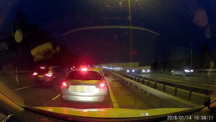 Il s’arrête en plein milieu de la voie rapide pour se soulager... Complètement fou