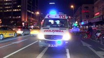 Kırmızı ışıkta bekleyen taksiye çarpan motosikletin sürücüsü yaralandı