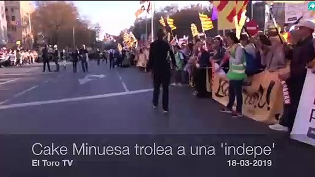 El maravilloso troleo de Cake Minuesa a una enfervorizada independentista en Madrid