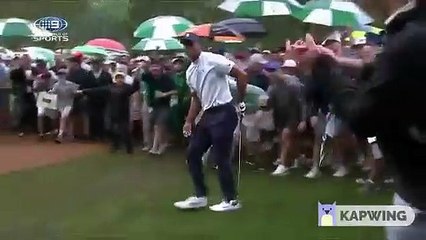 Este guardia de seguridad casi hiere accidentalmente a Tiger Woods en pleno partido