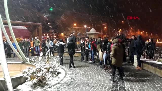 Gümüşhane'de kar altında horon keyfi