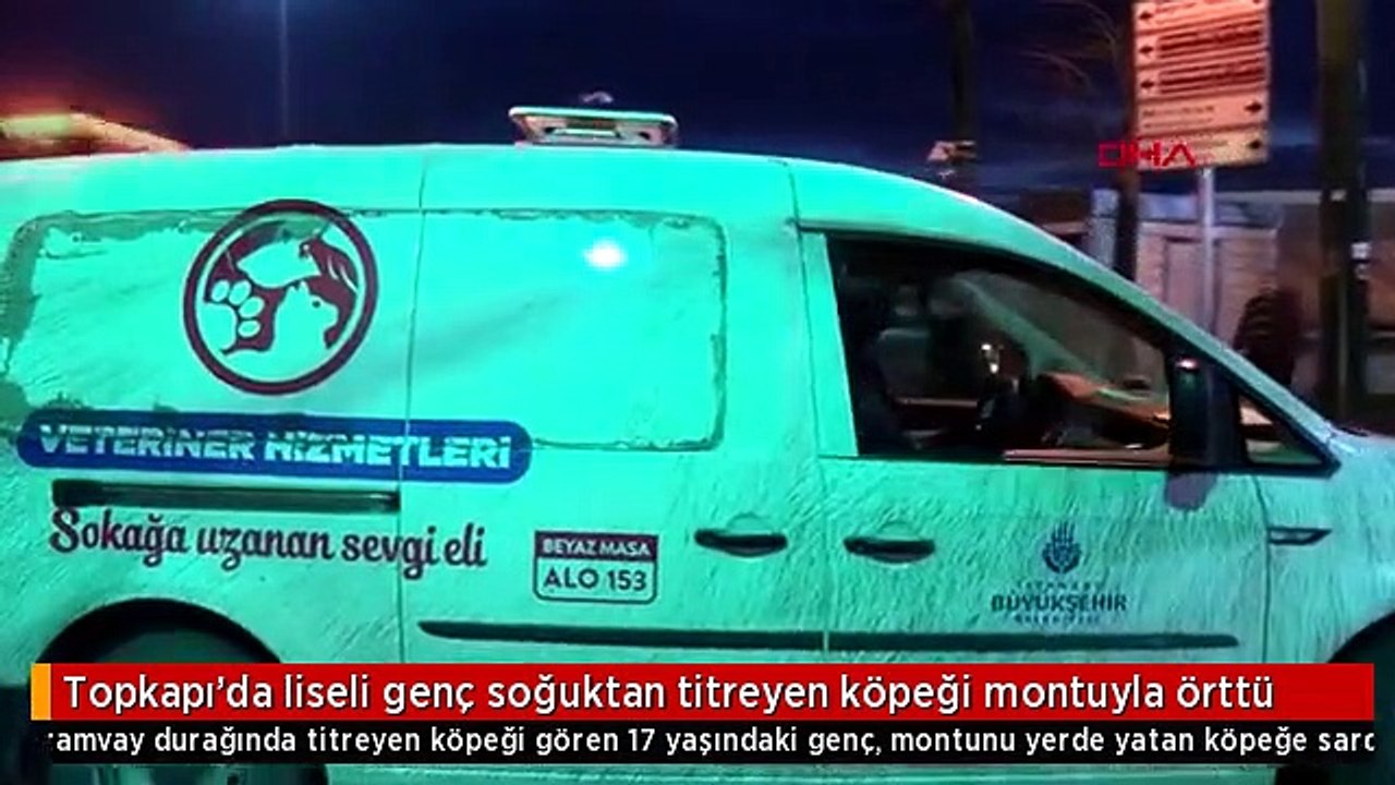 Topkapı'da liseli genç soğuktan titreyen köpeği montuyla örttü