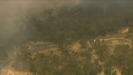 Miles de personas huyen de los incendios en Australia