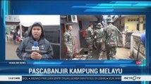 Prajurit TNI Bantu Warga Kampung Pulo Bersihkan Sisa Banjir