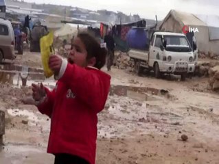 İdlib'ten kaçan siviller çadırlarda barınmaya çalışıyor