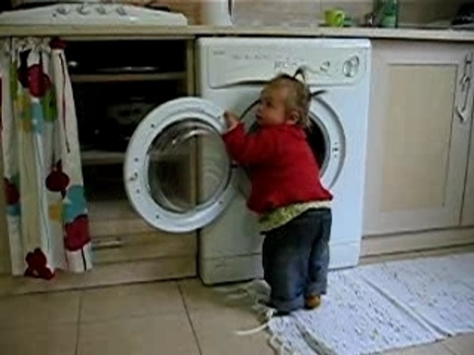 Lucie fait la lessive