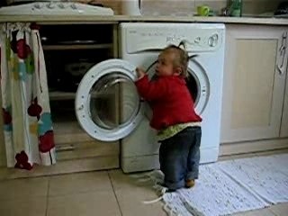 Lucie fait la lessive