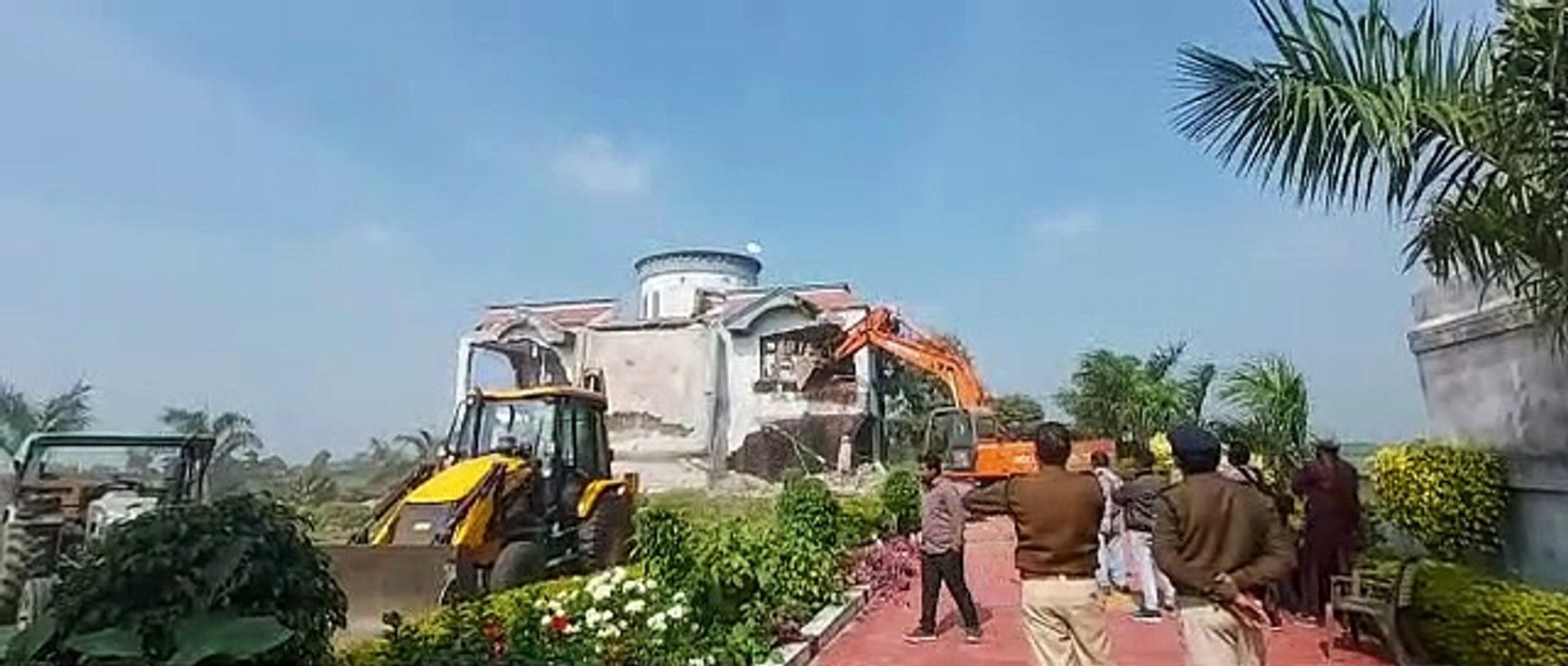देवास में चला निगम का बुलडोजर