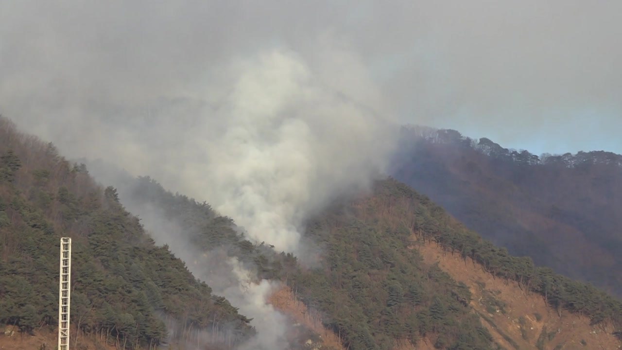 춘천 신북읍 야산서 산불...진화 작업 중 / YTN