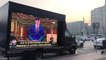 El camión que recorre Madrid con vídeos de todas las mentiras de Pedro Sánchez