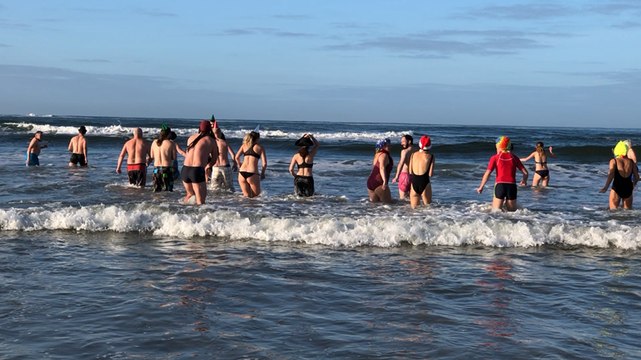 Plœmeur. Une joyeuse trempette dans une eau à 10 degrés