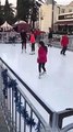 Géorgie: Une fille essaye de glisser dans une patinoire médiocre !