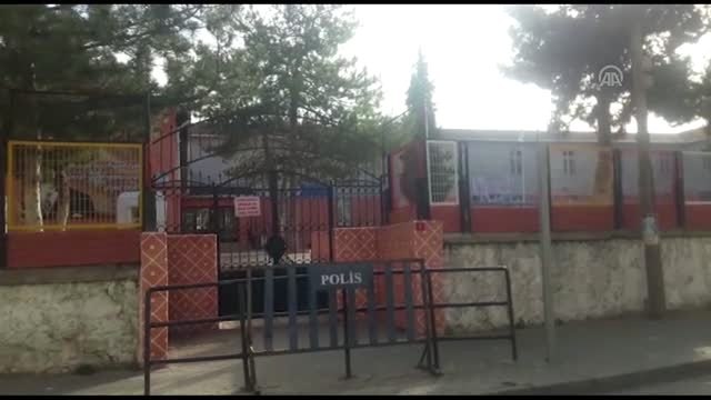 İlkokul öğrencisi soğuk havaya rağmen İstiklal Marşı'nı tek başına okudu