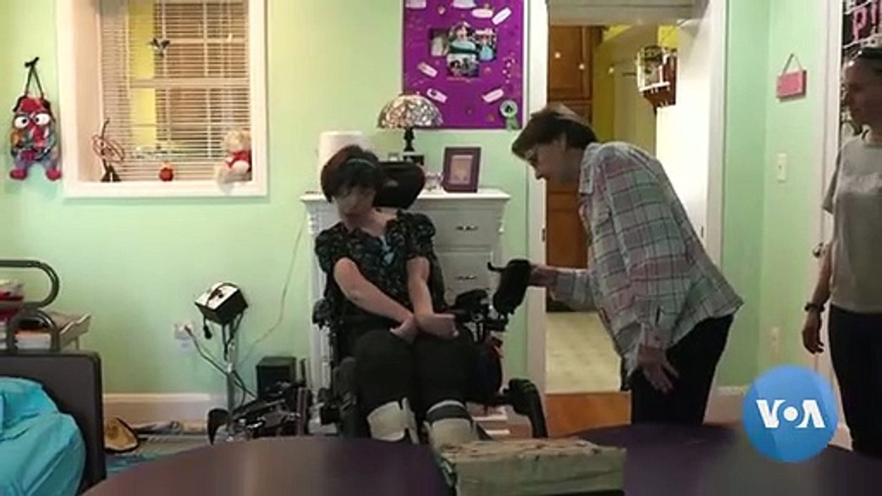 This Paralyzed Artist Doesn't Let Any Obstacle Affect her Love for Art