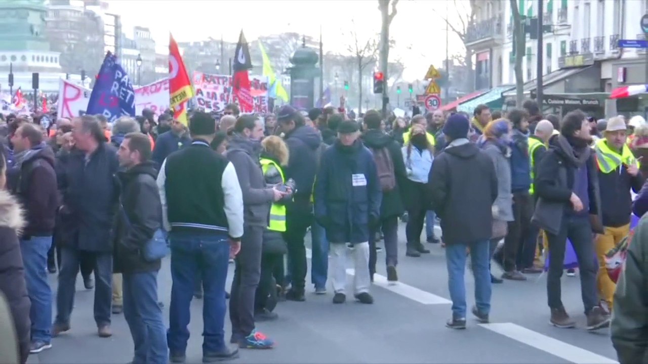 Retraites: le cortège parisien repart après quelques tensions